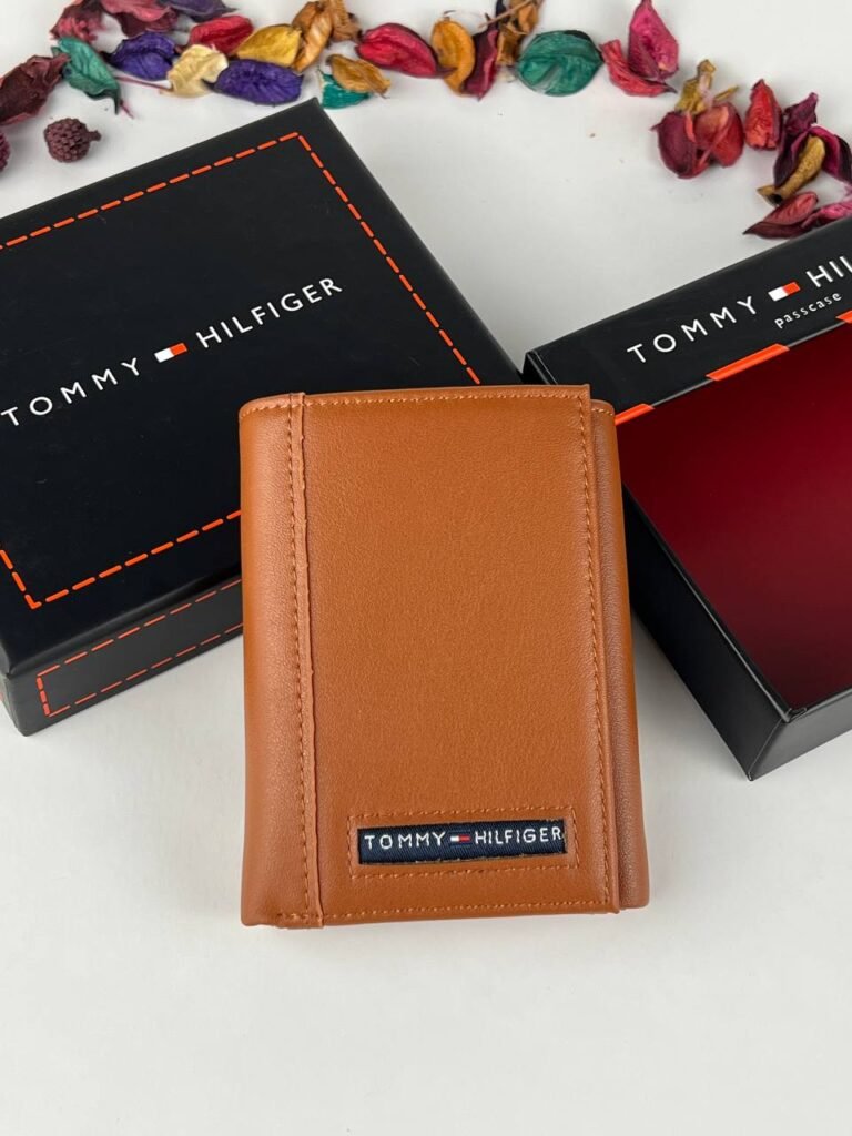 محفظة من تومي هيلفيغر للرجال جلد