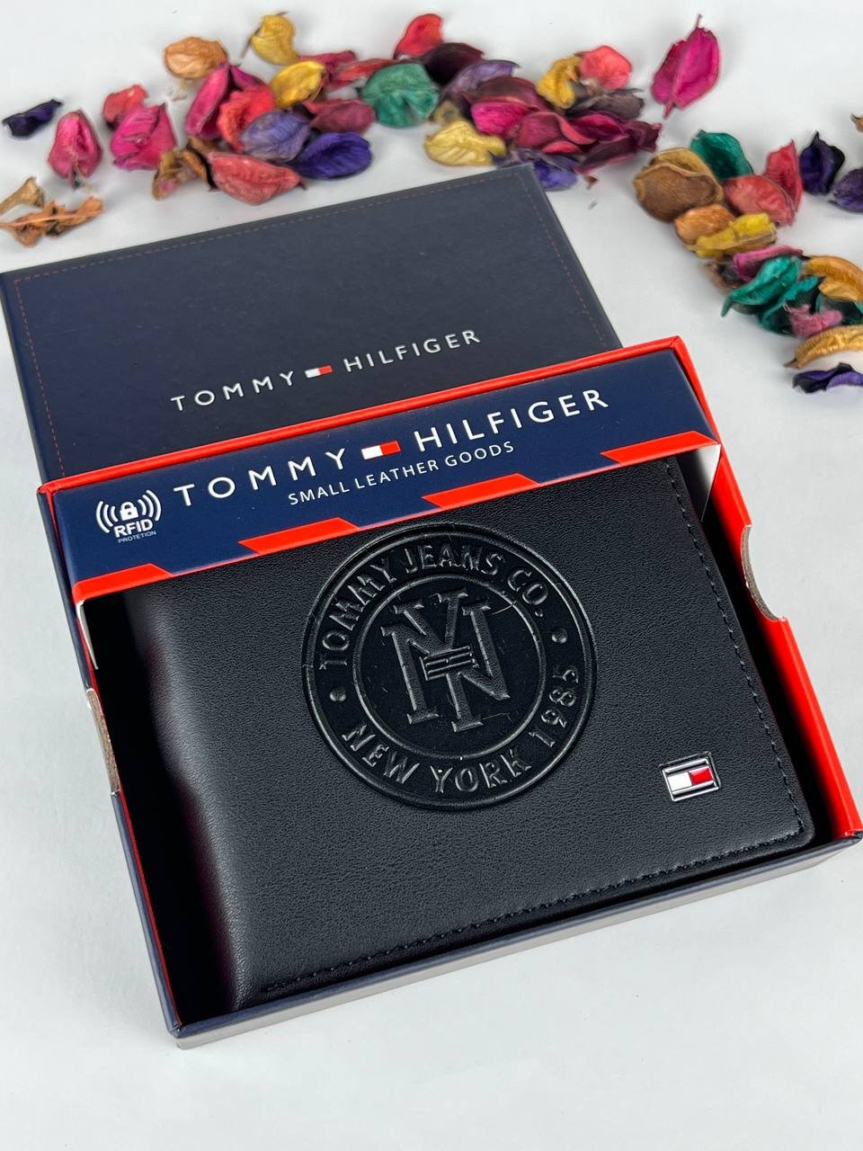 محفظة من تومي هيلفيغر للرجال جلد 1 محفظة من تومي هيلفيغر للرجال جلد