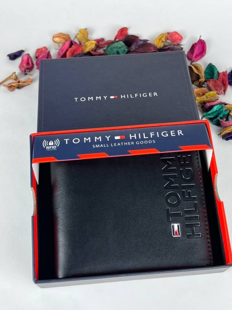 محفظة من تومي هيلفيغر للرجال جلد