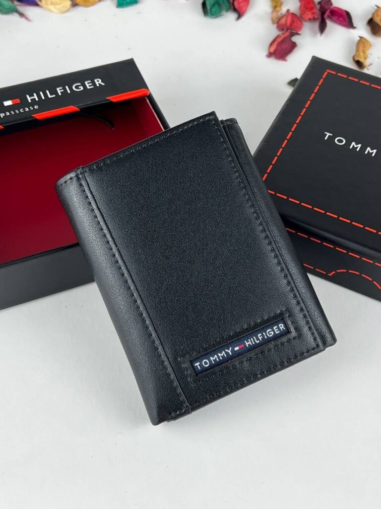 محفظة من تومي هيلفيغر للرجال جلد