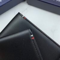 طقم مكون من محفظه وكراته وماداليه تومي هيلفيغر للرجال