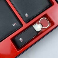 طقم مكون من محفظه وكراته وماداليه تومي هيلفيغر للرجال