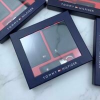 طقم مكون من محفظه وكراته وماداليه تومي هيلفيغر للرجال