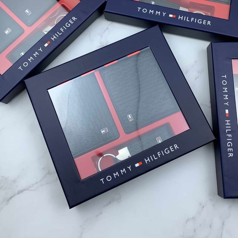 طقم مكون من محفظه وكراته وماداليه تومي هيلفيغر للرجال