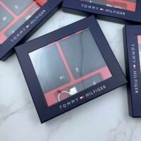طقم مكون من محفظه وكراته وماداليه تومي هيلفيغر للرجال