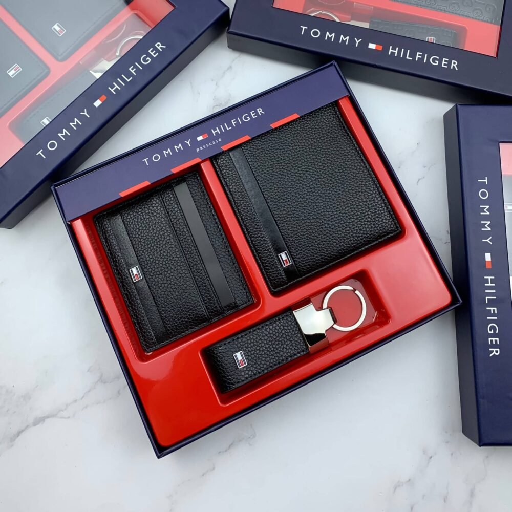 طقم مكون من محفظه وكراته وماداليه تومي هيلفيغر للرجال 1 طقم مكون من محفظه وكراته وماداليه تومي هيلفيغر للرجال