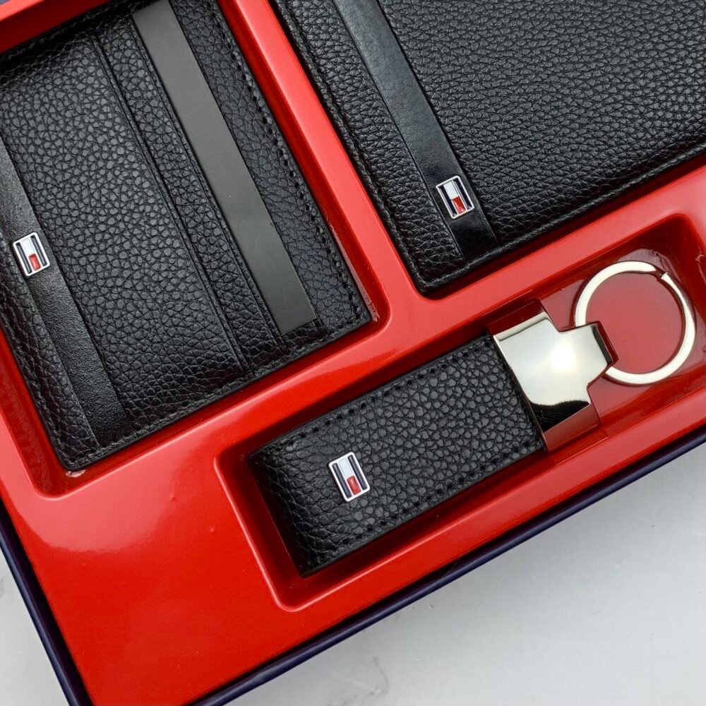 طقم مكون من محفظه وكراته وماداليه تومي هيلفيغر للرجال 3 طقم مكون من محفظه وكراته وماداليه تومي هيلفيغر للرجال