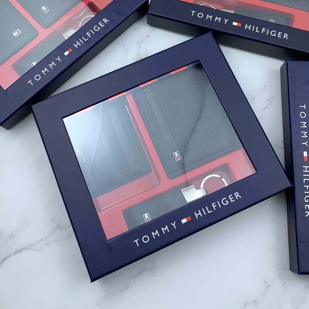 طقم مكون من محفظه وكراته وماداليه تومي هيلفيغر للرجال 8 طقم مكون من محفظه وكراته وماداليه تومي هيلفيغر للرجال