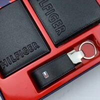 طقم مكون من محفظه وكراته وماداليه تومي هيلفيغر للرجال